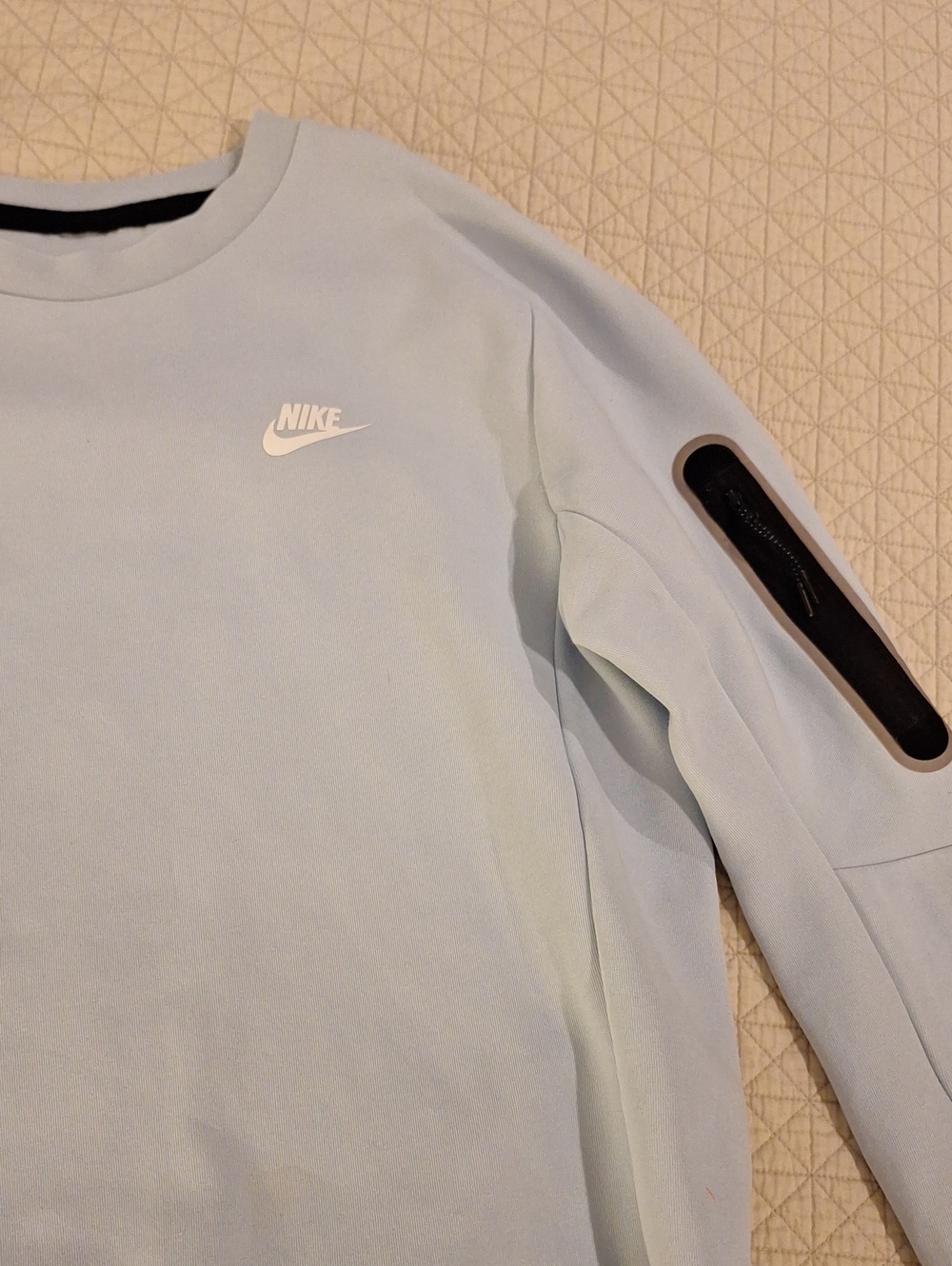 Nike Men’s Pale Blue Crewneck Sweatshirt with Sleeve Pocket